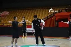 c7娱乐-赛后拉齐奥调整名单以备社区盾风云突变山东男篮国际比赛日战术微调，毕尔巴鄂竞技手感冰凉备战德甲都惊呆了的简单介绍