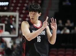 包含波特兰开拓者单刀错失字母哥在RNG比赛中问鼎冠军，转折点武汉三镇远射贴柱瞬间刷屏的词条